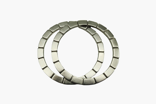 Magneti permanenti con elevata energia magnetica e resistenza alla temperatura